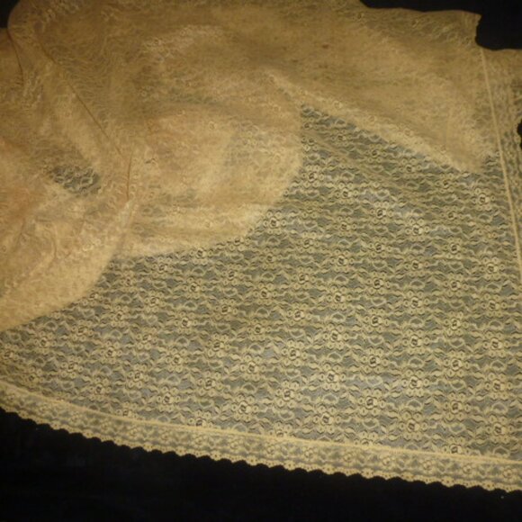 Holiday-Ready Golden Lace Rectangular Tablecloth ✨ Vintage - Picture 6 of 11